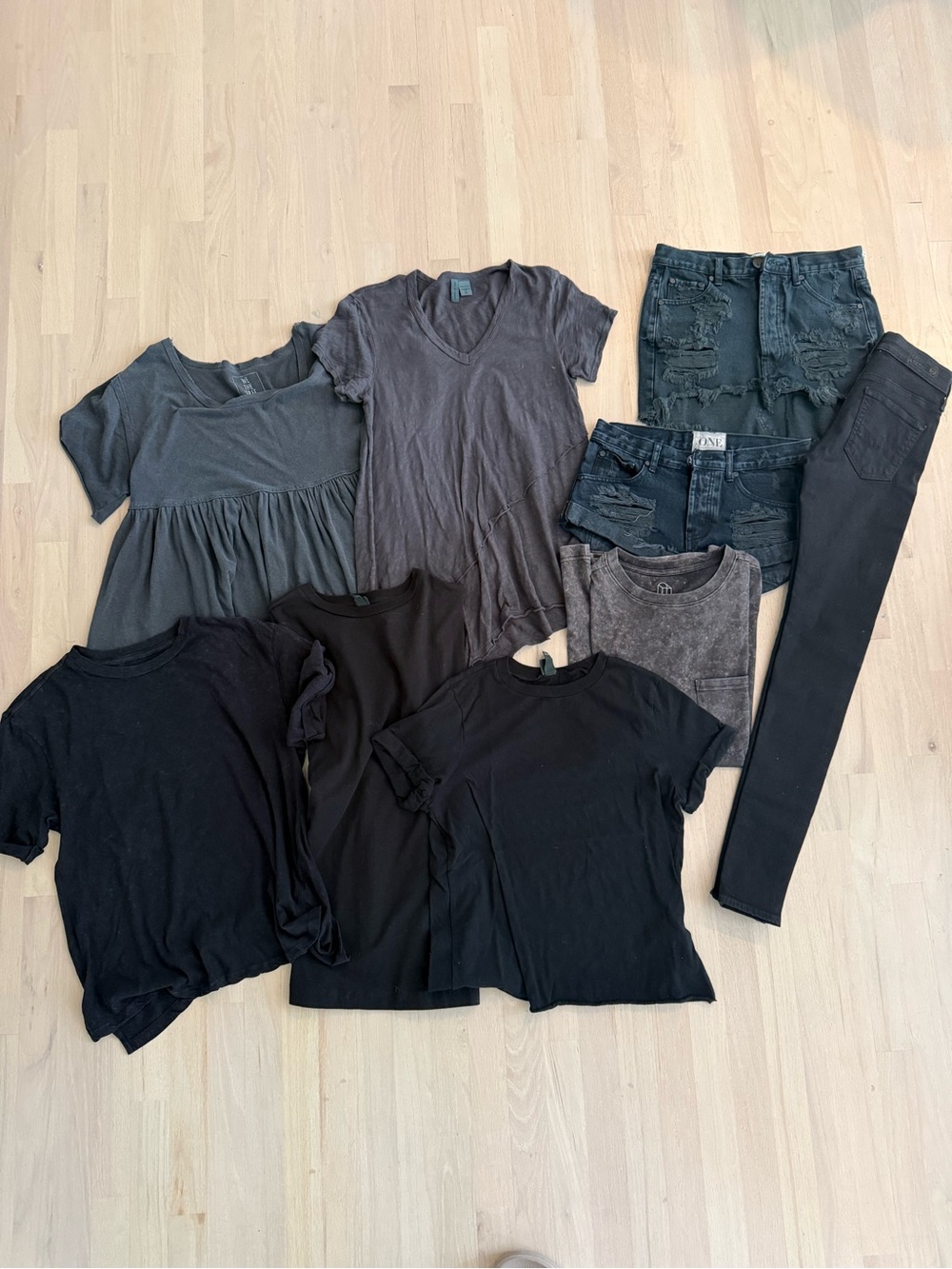 AG+FREEPEOPLE+LULULEMON+TARGET Black & Charcoal T-Shirt Pack - Multiple Tees